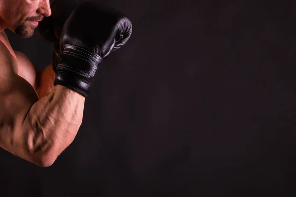 Kräftiger muskulöser Mann auf dunklem Hintergrund. — Stockfoto
