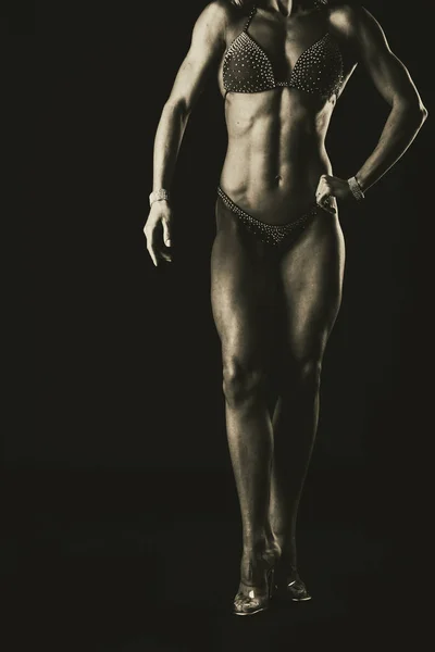 Роскошная фитнес-девушка на темном фоне . — стоковое фото
