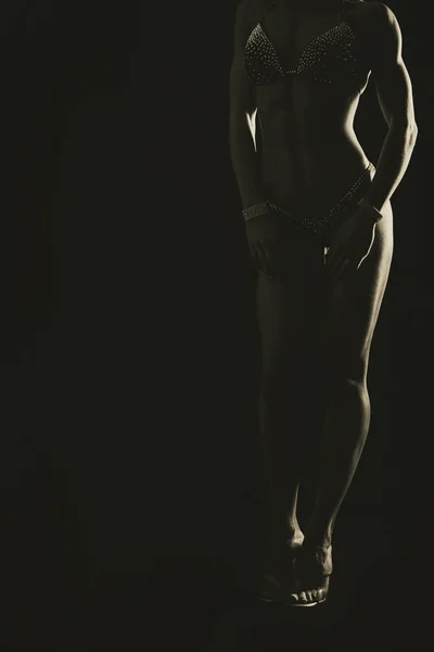 Menina fitness de luxo em um fundo escuro . — Fotografia de Stock