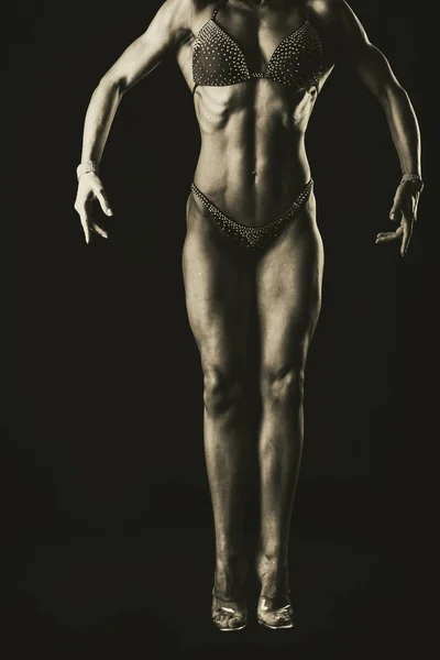 Luxury fitness kız karanlık bir arka plan üzerinde. — Stok fotoğraf