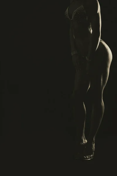 Роскошная фитнес-девушка на темном фоне . — стоковое фото