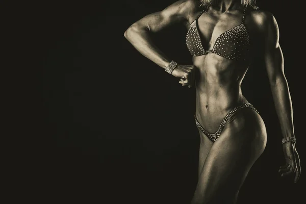Luxusní fitness holka na tmavém pozadí. — Stock fotografie