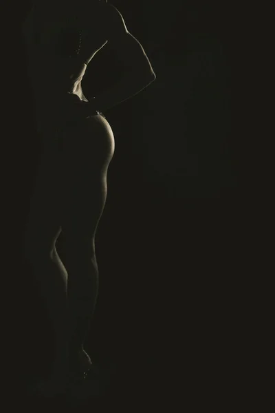Luxe fitness meisje op een donkere achtergrond. — Stockfoto