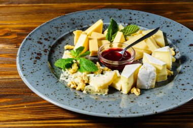 Reçel ile çeşitli peynir