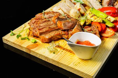 Ahşap bir tabağa çeşitli et ızgara