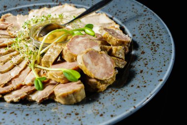 Karışık bir tabağa dilimlenmiş