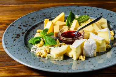 Reçel ile çeşitli peynir