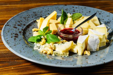 Reçel ile çeşitli peynir