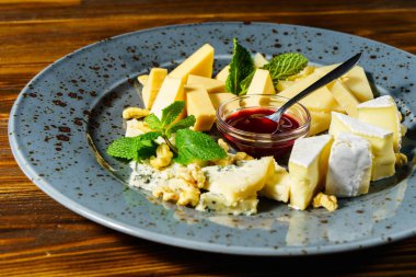 Reçel ile çeşitli peynir