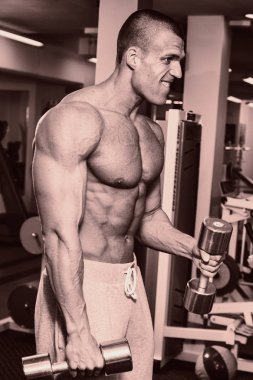 Güçlü delikanlı bir spor salonunda uygun