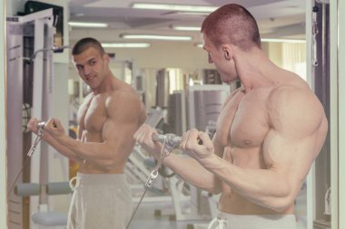 Güçlü delikanlı bir spor salonunda uygun