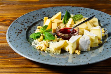 Reçel ile çeşitli peynir