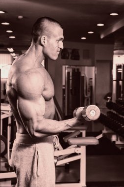 Güçlü delikanlı bir spor salonunda uygun