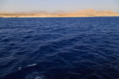 Güzel mavi deniz. Doğanın güzelliği.