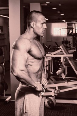 Güçlü delikanlı bir spor salonunda uygun