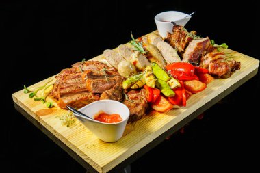 Ahşap bir tabağa çeşitli et ızgara