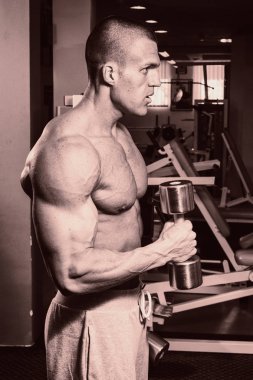 Güçlü delikanlı bir spor salonunda uygun