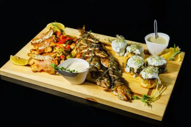 Bir plaka üzerinde ızgara balık tabağı