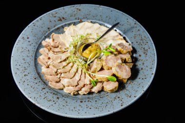 Karışık bir tabağa dilimlenmiş