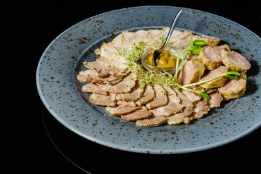 Karışık bir tabağa dilimlenmiş