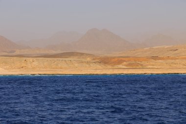 Güzel mavi deniz. Doğanın güzelliği.