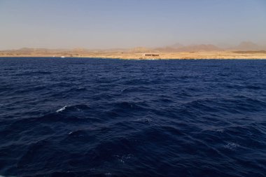 Güzel mavi deniz. Doğanın güzelliği.