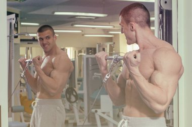 Güçlü delikanlı bir spor salonunda uygun