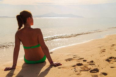 Deniz kıyısı kız. Doğanın güzelliği.