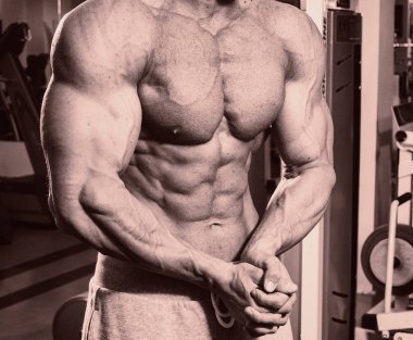 Güçlü delikanlı bir spor salonunda uygun