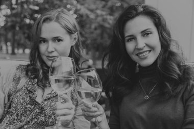 İki kız yürümek. Güzel Toplantı.