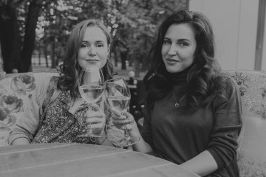 İki kız yürümek. Güzel Toplantı.