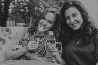 İki kız yürümek. Güzel Toplantı.