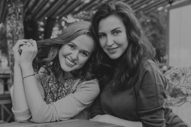 İki kız yürümek. Güzel Toplantı.