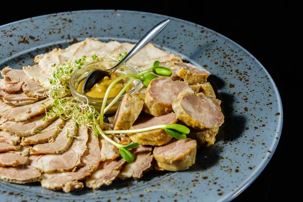 Karışık bir tabağa dilimlenmiş