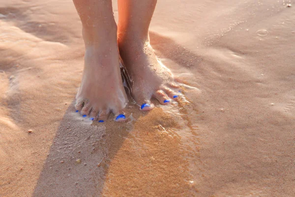 Pedicure bonita na areia do mar — Fotografia de Stock