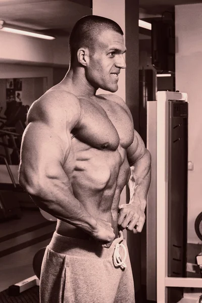S'adapter jeune homme fort dans une salle de gym — Photo