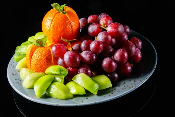 Fruta suculenta fresca em um prato — Fotografia de Stock