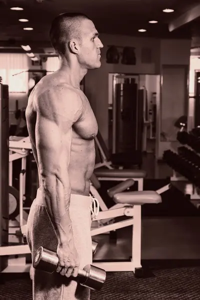 在健身房里适合年轻强壮的男人 — 图库照片