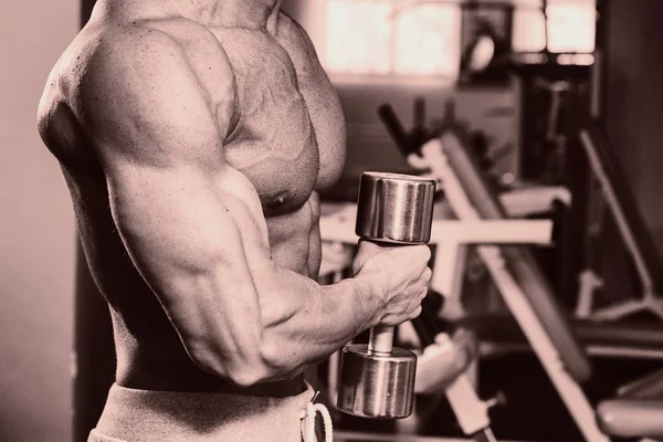 Passar ung stark man i ett gym — Stockfoto