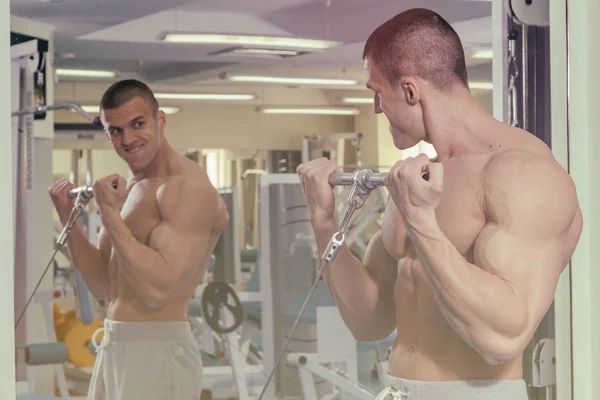 Ajuste joven hombre fuerte en un gimnasio —  Fotos de Stock