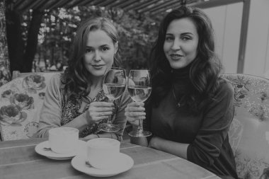 İki kız yürümek. Güzel Toplantı.