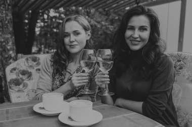 İki kız yürümek. Güzel Toplantı.