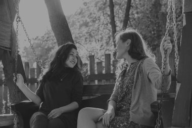 İki kız yürümek. Güzel Toplantı.