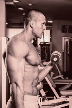 Güçlü delikanlı bir spor salonunda uygun