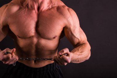 Sağlıklı kaslı genç adam.