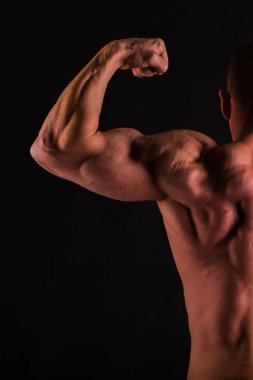 Sağlıklı kaslı genç adam.