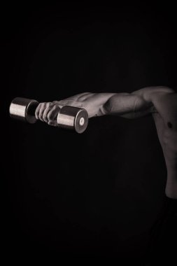 Sağlıklı kaslı genç adam.