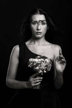 Bir çelenk içinde onun saç, siyah-beyaz fotoğraf ile güzel esmer