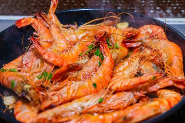 Büyük kaplan karides yemek,