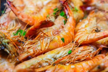 Büyük kaplan karides yemek,